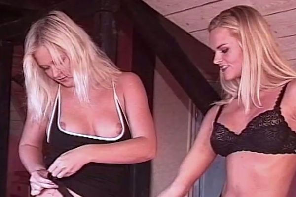 Katja K & Dina leger med strap-on